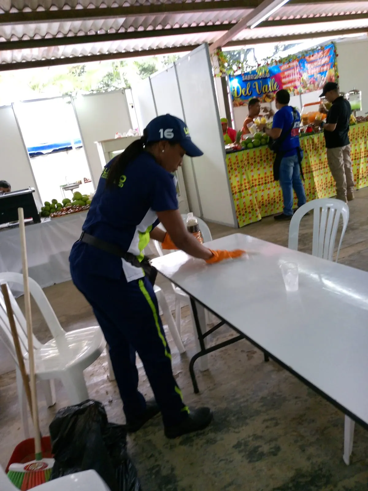 Limpio Colombia operator cleaning a corporate office in Cali