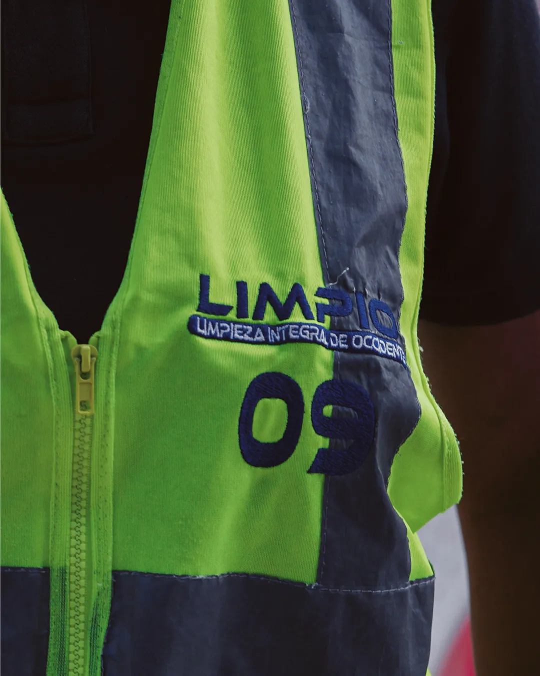 Limpio Colombia institutional vest with "Limpieza Integral de Occidente" logo