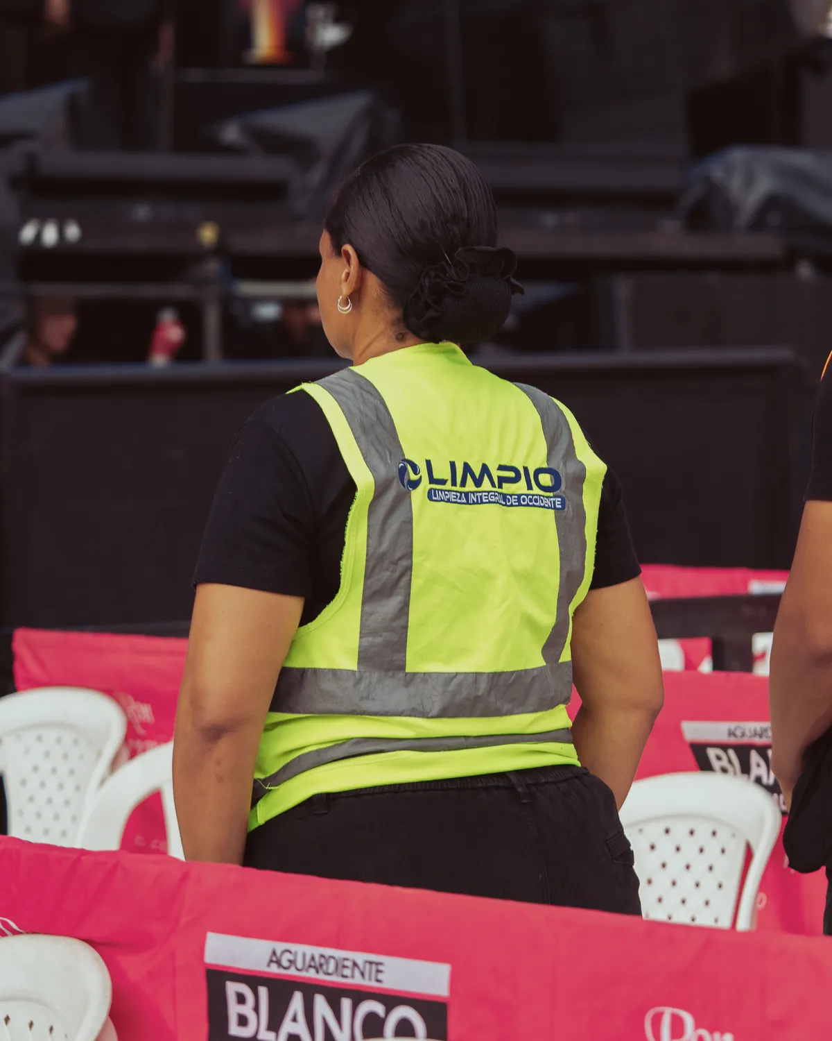 Operaria de Limpio Colombia uniformada cubriendo evento corporativo en Cali
