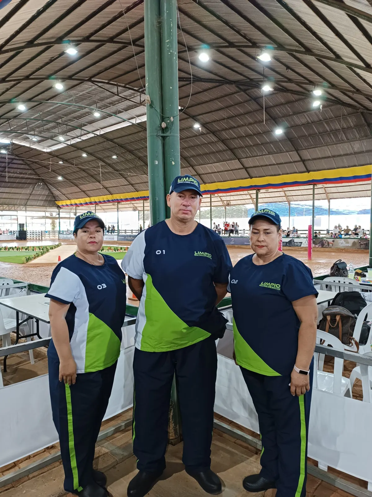 Limpio Colombia team in institutional uniform planning a service