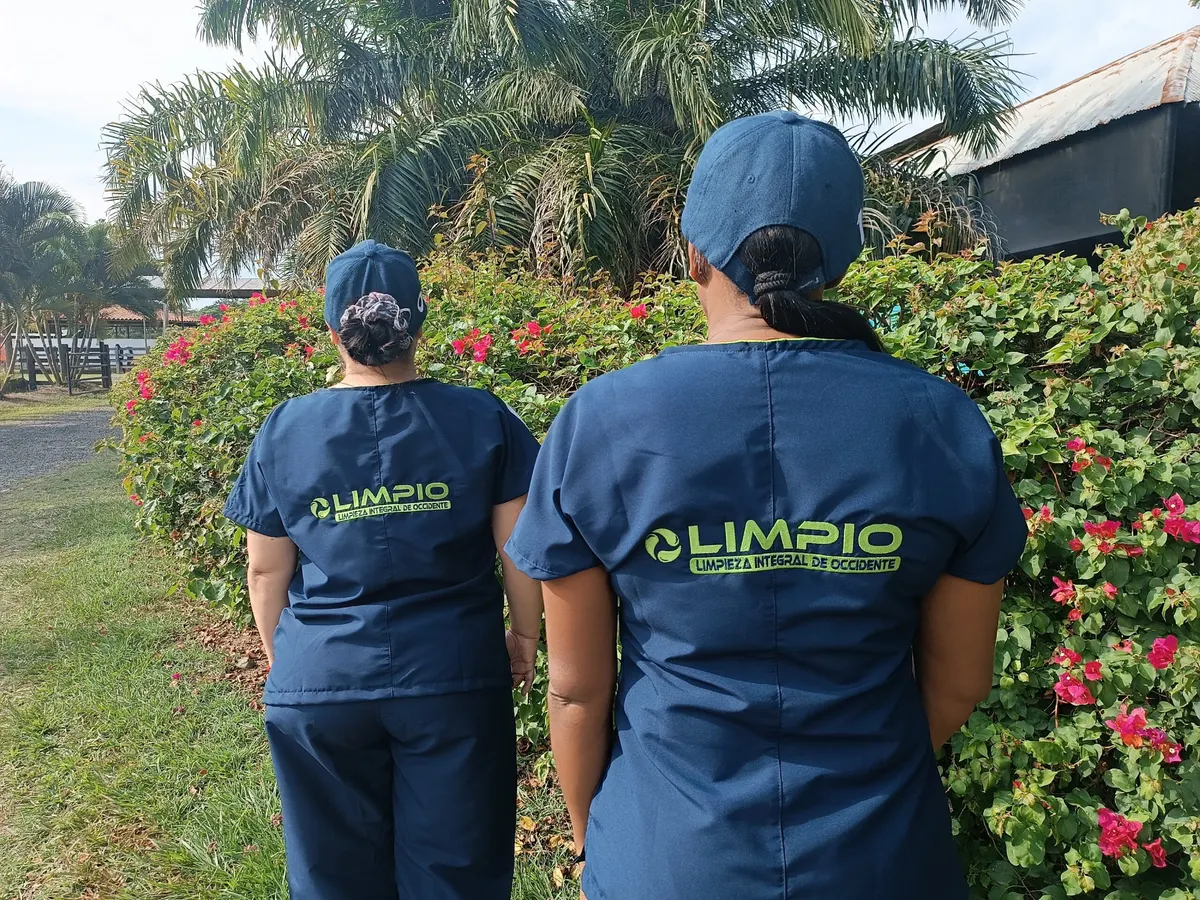 Limpio Colombia crew in common areas of a residential community
