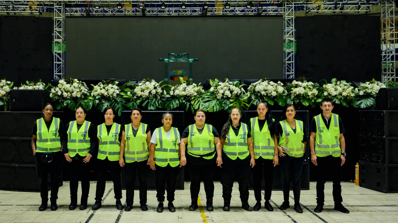 Operarios de limpieza en evento empresarial - Manteniendo la excelencia en limpieza